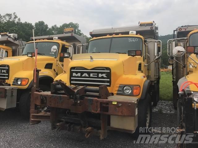 Mack CV700 スノーブレードとプラウ