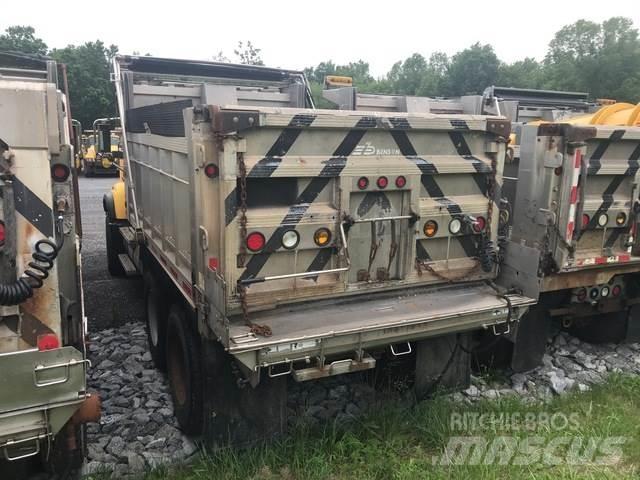 Mack CV700 スノーブレードとプラウ