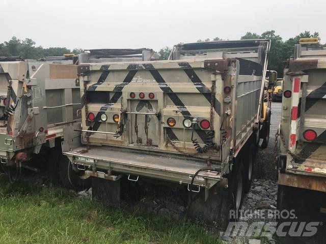 Mack CV700 スノーブレードとプラウ
