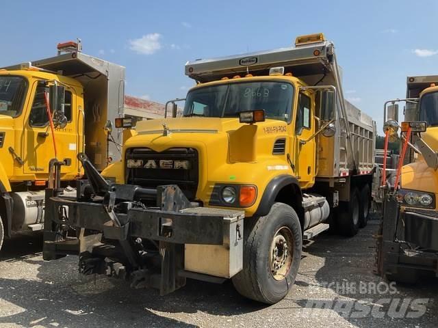 Mack CV700 スノーブレードとプラウ