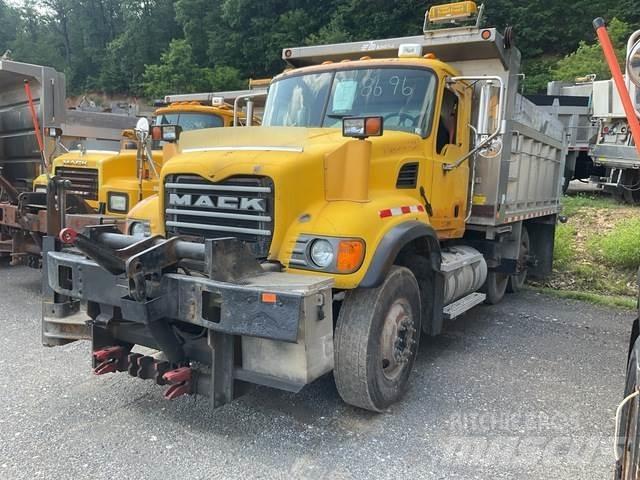 Mack CV700 スノーブレードとプラウ