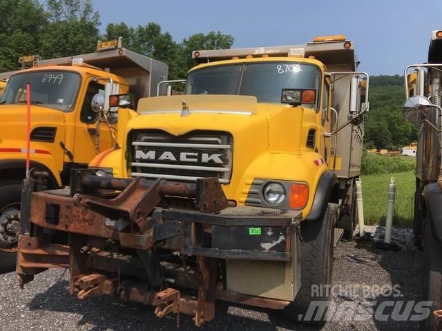 Mack CV700 スノーブレードとプラウ