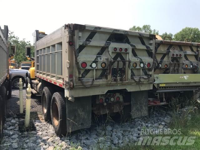 Mack CV700 スノーブレードとプラウ