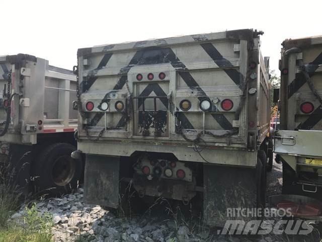 Mack CV700 スノーブレードとプラウ