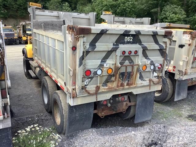 Mack CV700 スノーブレードとプラウ