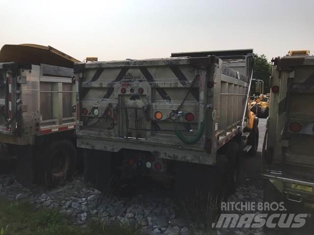 Mack CV700 スノーブレードとプラウ