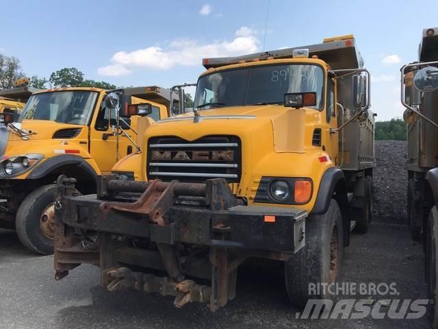 Mack CV700 スノーブレードとプラウ
