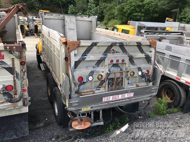 Mack CV700 スノーブレードとプラウ