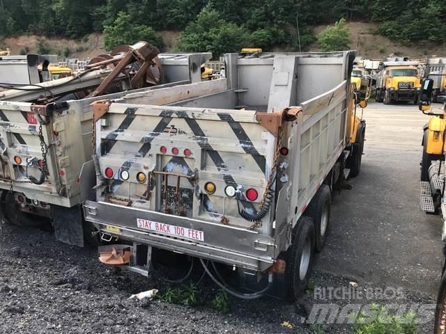 Mack CV700 スノーブレードとプラウ