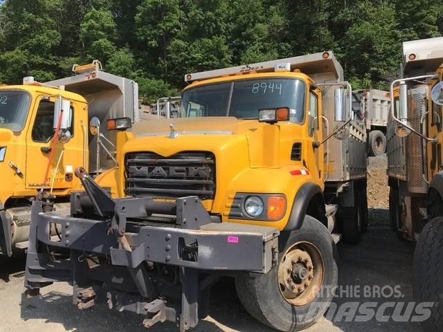 Mack CV700 スノーブレードとプラウ