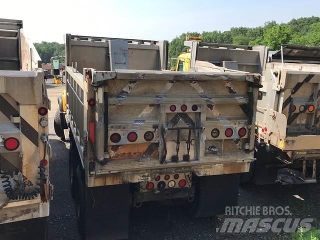 Mack CV700 スノーブレードとプラウ