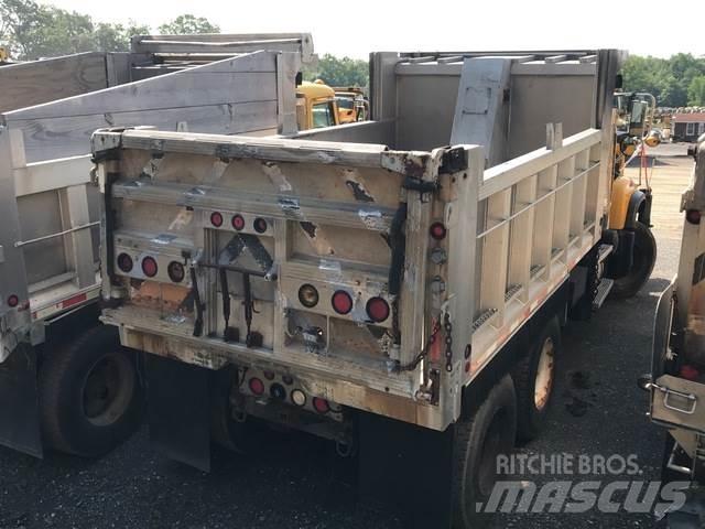Mack CV700 スノーブレードとプラウ