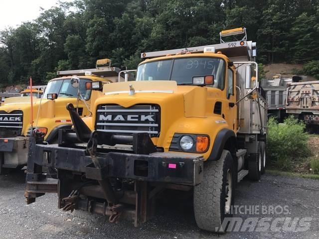 Mack CV700 スノーブレードとプラウ