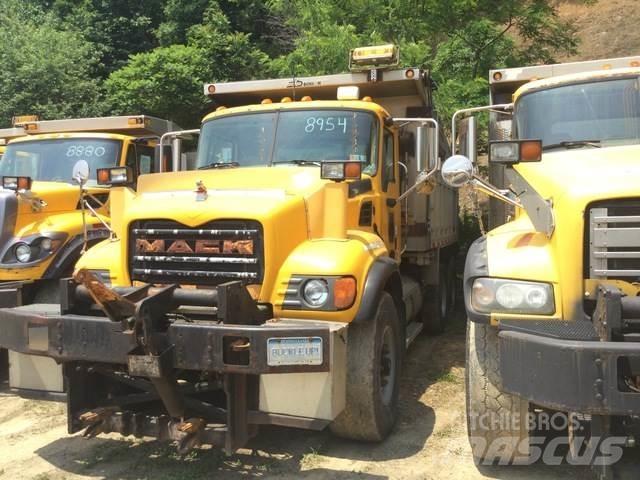 Mack CV700 スノーブレードとプラウ