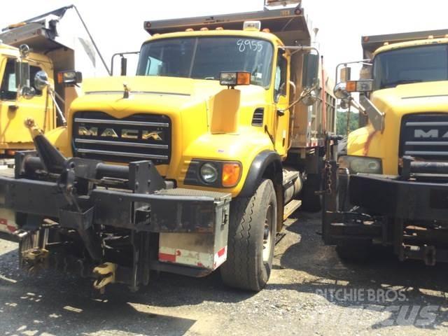 Mack CV700 スノーブレードとプラウ