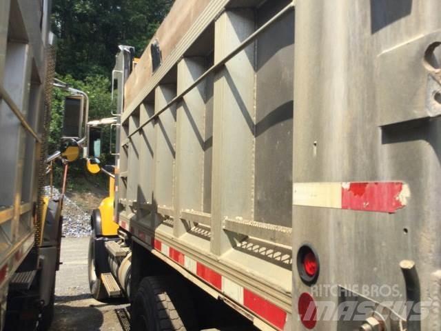 Mack CV700 スノーブレードとプラウ