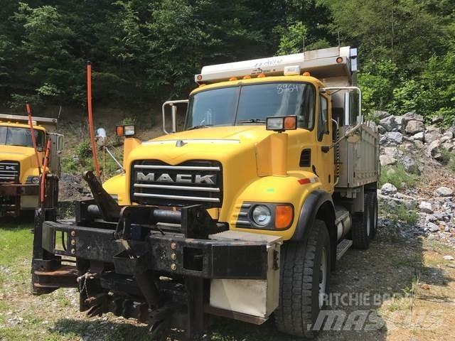 Mack CV700 スノーブレードとプラウ