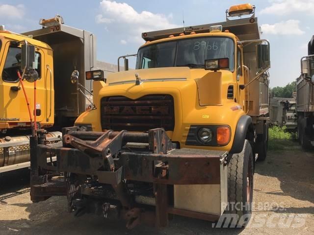 Mack CV700 スノーブレードとプラウ