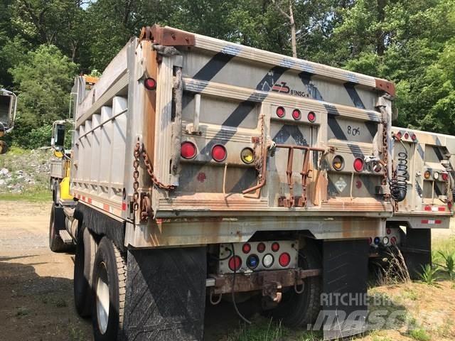 Mack CV700 スノーブレードとプラウ