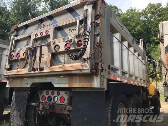 Mack CV700 スノーブレードとプラウ