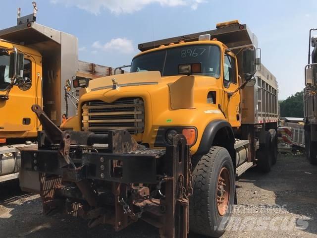 Mack CV700 スノーブレードとプラウ