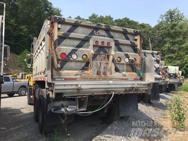 Mack CV700 スノーブレードとプラウ