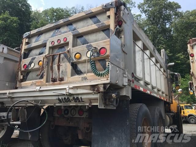 Mack CV700 スノーブレードとプラウ