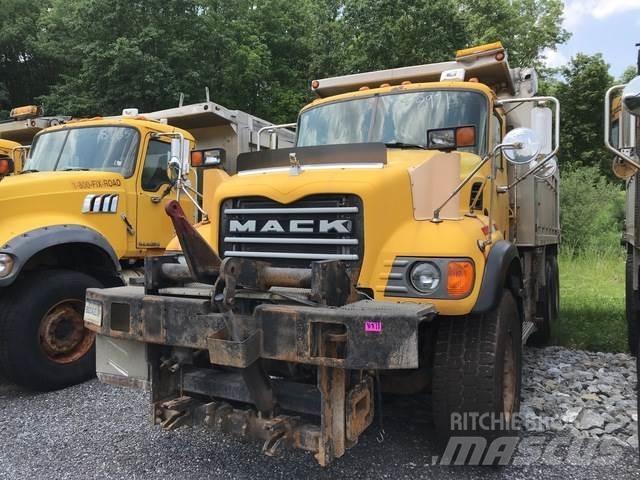 Mack CV700 スノーブレードとプラウ