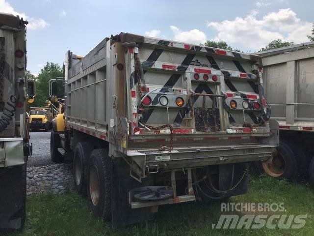 Mack CV700 スノーブレードとプラウ