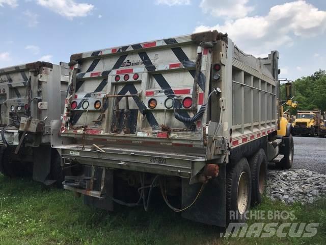 Mack CV700 スノーブレードとプラウ