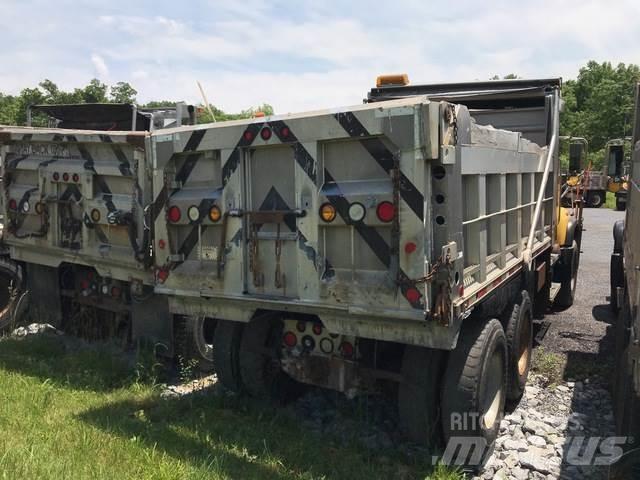 Mack CV700 スノーブレードとプラウ