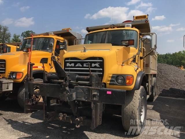 Mack CV700 スノーブレードとプラウ