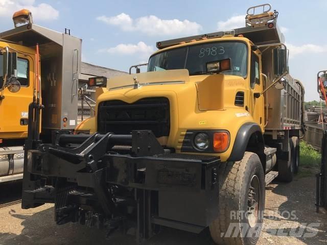 Mack CV700 スノーブレードとプラウ