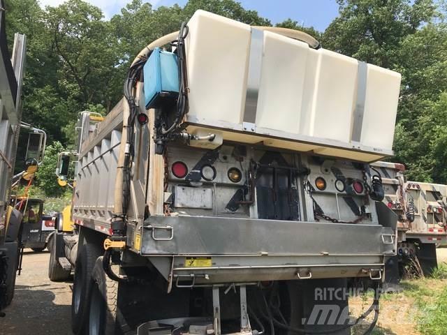 Mack CV700 スノーブレードとプラウ