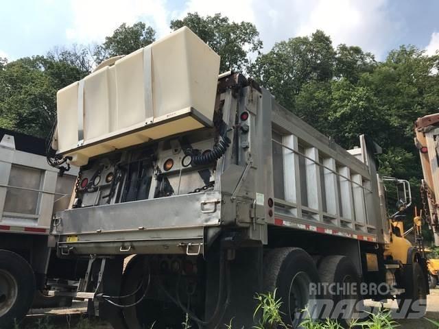 Mack CV700 スノーブレードとプラウ
