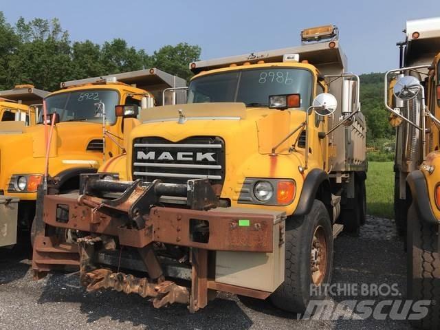 Mack CV700 スノーブレードとプラウ