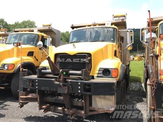Mack CV700 スノーブレードとプラウ