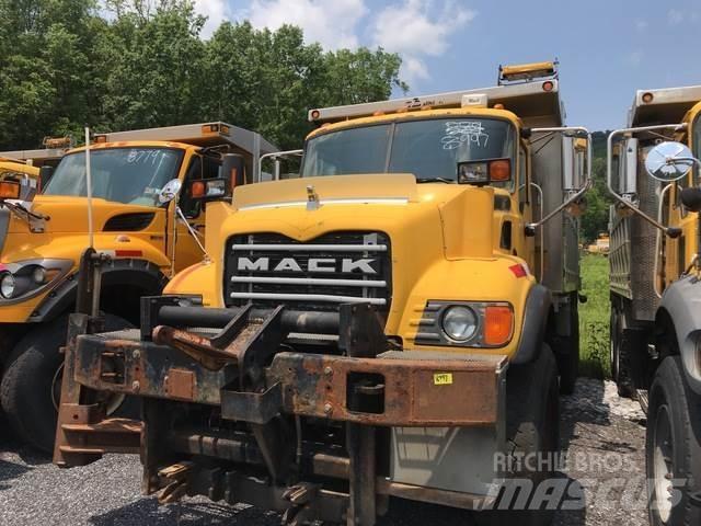 Mack CV700 スノーブレードとプラウ
