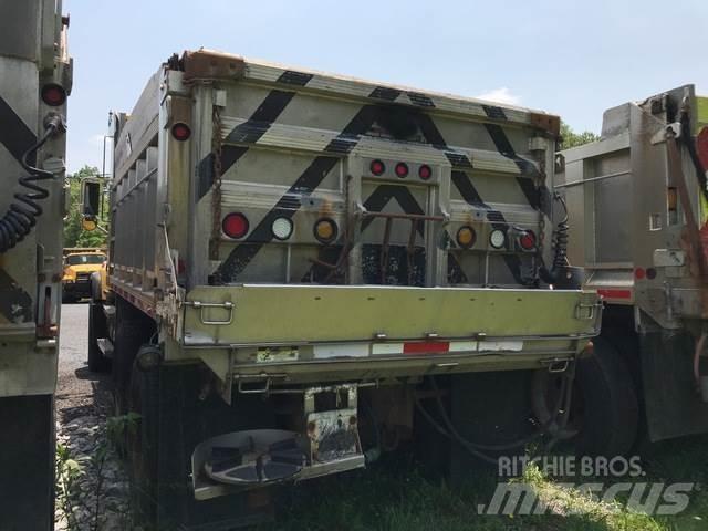 Mack CV700 スノーブレードとプラウ