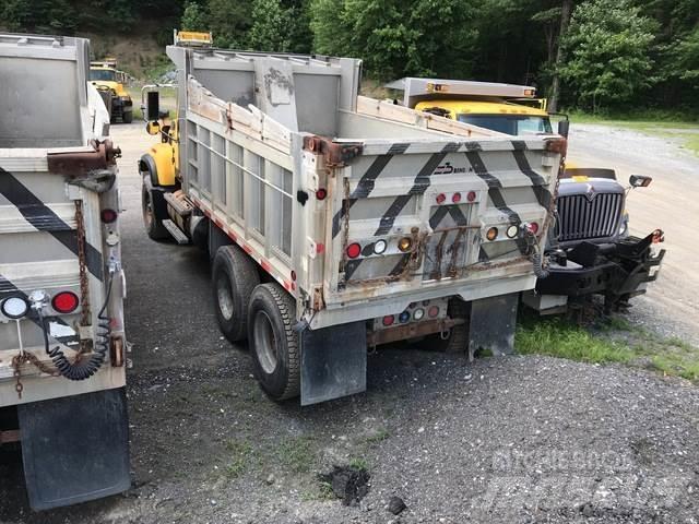 Mack CV700 スノーブレードとプラウ