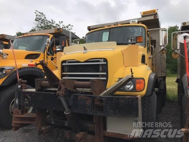 Mack CV700 スノーブレードとプラウ