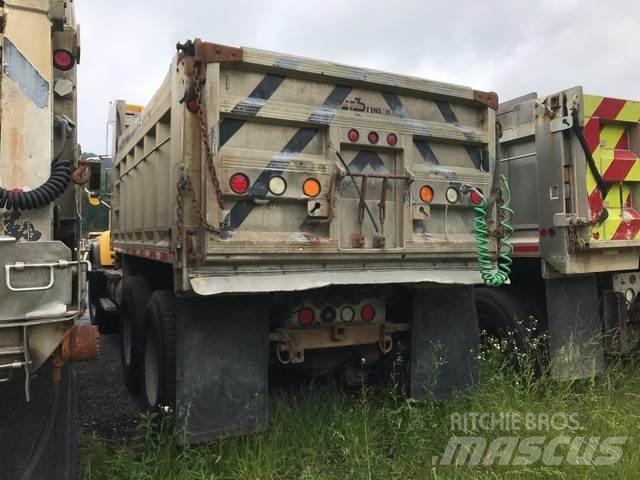Mack CV700 スノーブレードとプラウ