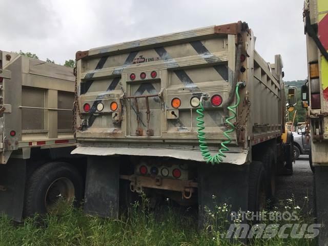 Mack CV700 スノーブレードとプラウ