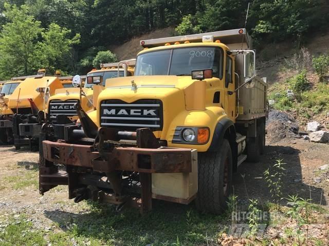 Mack CV700 スノーブレードとプラウ