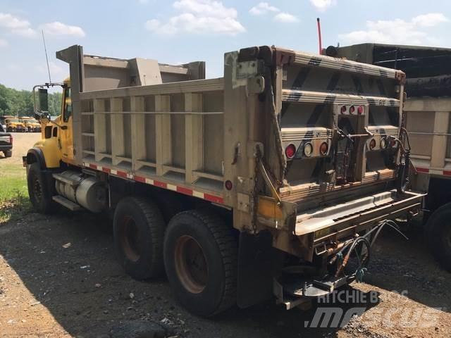 Mack CV700 スノーブレードとプラウ
