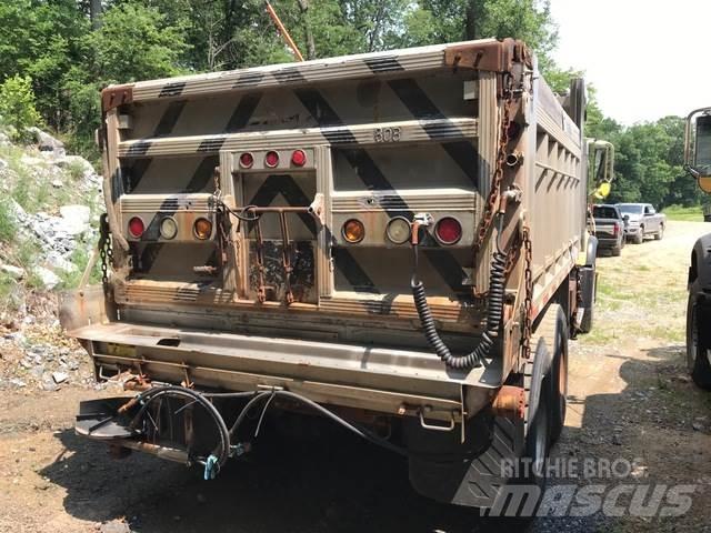 Mack CV700 スノーブレードとプラウ