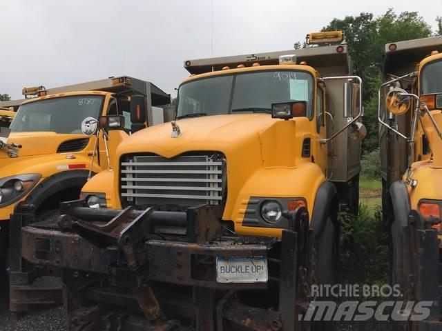 Mack CV700 スノーブレードとプラウ