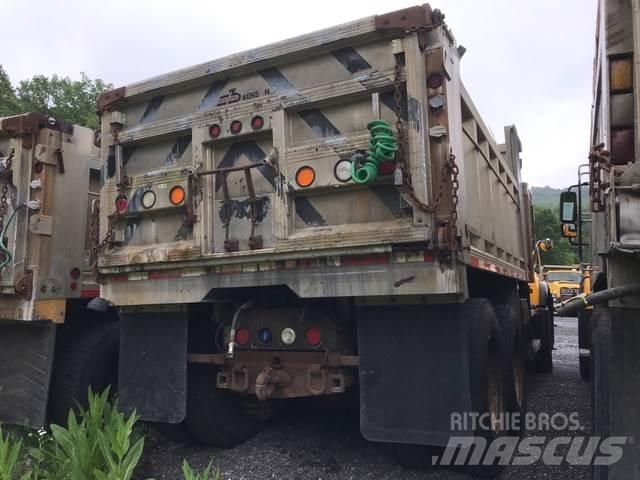 Mack CV700 スノーブレードとプラウ