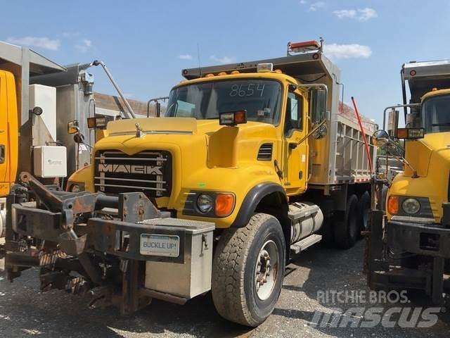 Mack CV713 スノーブレードとプラウ