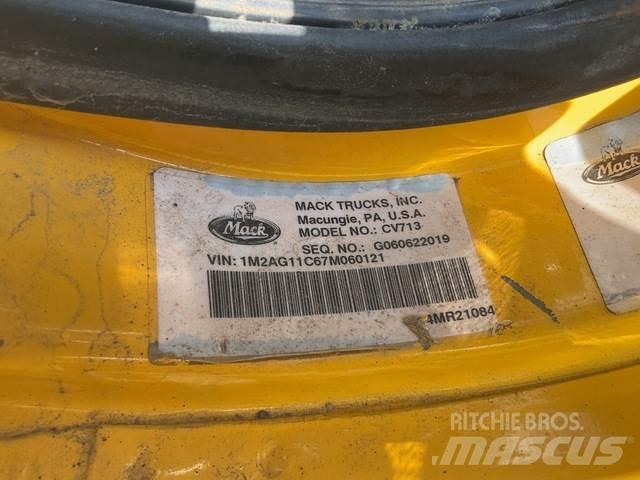 Mack CV713 スノーブレードとプラウ